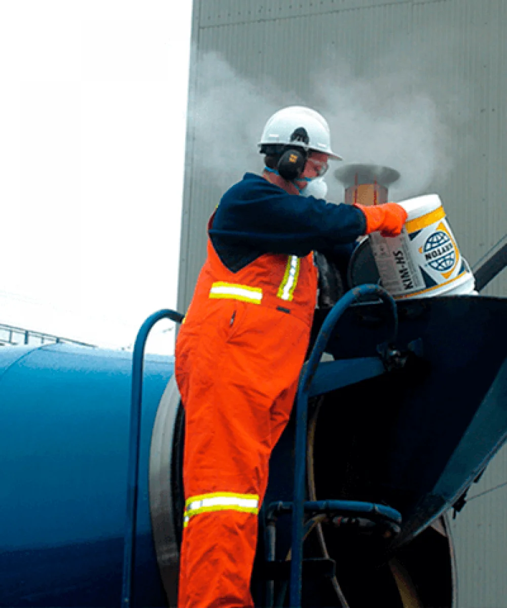 Hombre trabajando con Impermeabilizante para concreto-CDV